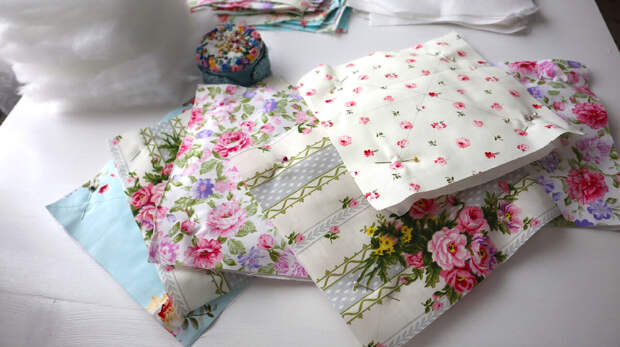 Купить любое текстильное изделие для дома не проблема. В магазинах большой выбор покрывал, пледов, комплектов постельного белья, одеял, подушек.-4-4