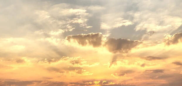 Монахини сняли на видео светящийся крест над Лепосавичем и назвали это чудом