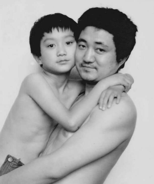 отец и сын фотографировались 30 лет вместе