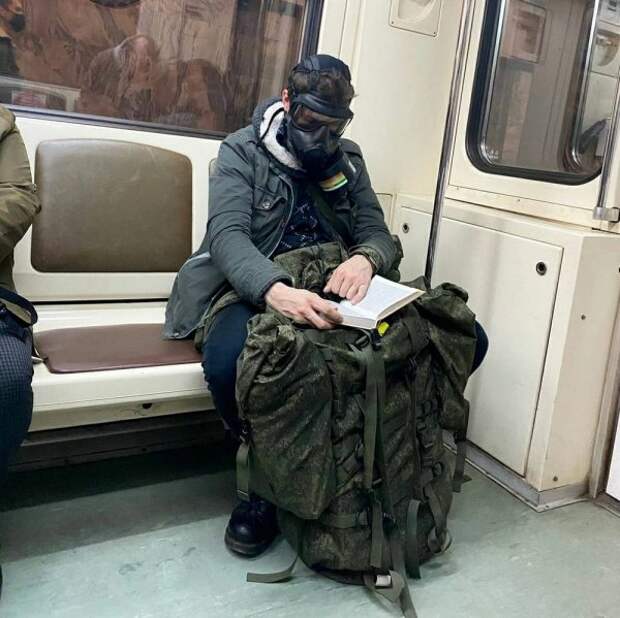 парень в противогазе