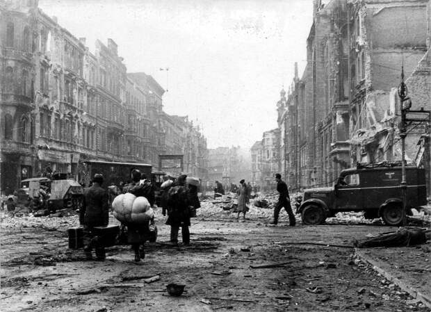 Падение Берлина на фотографиях весны 1945 года (33)