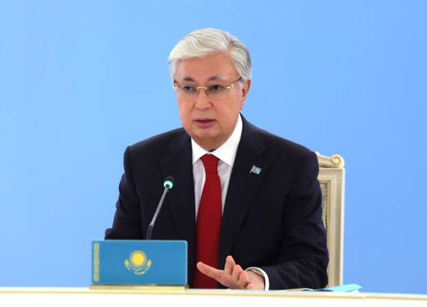 Токаев: через банк Казахстана из сопредельной страны перегнали $14 млрд