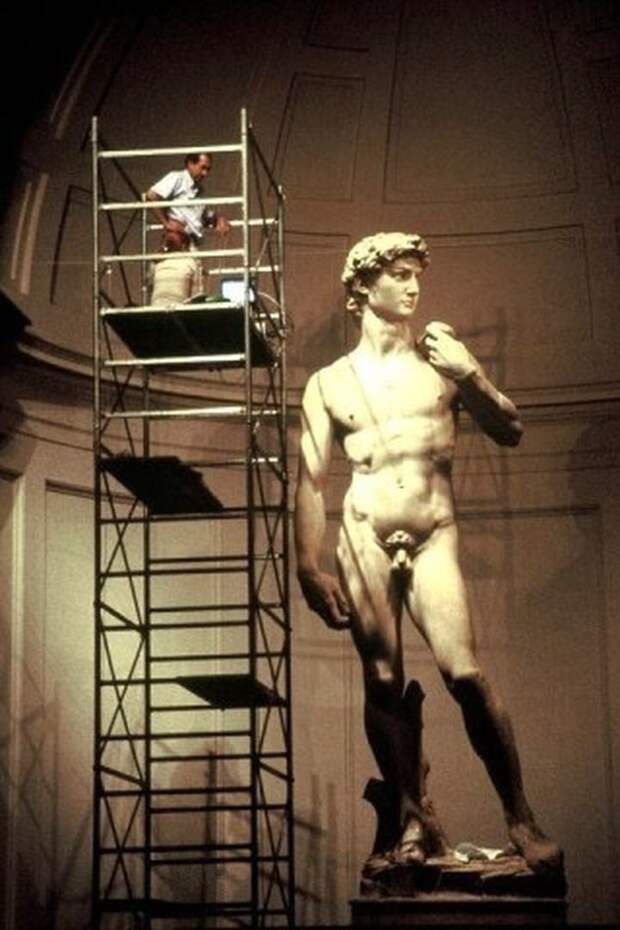 14. Мраморная статуя «Давид» работы Микеланджело 