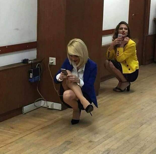 Для девушек, у которых телефон сел в неподходящий момент, нет ничего невозможного Для девушек, у которых телефон сел в неподходящий момент, нет ничего невозможного идиоты, оригиналы, прикол, смешно, упертые люди, фото, юмор