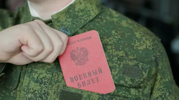 Одна из самых горячих новостей Питера: после рейда по проверке мигрантов на территории Софийской овощебазы, более 100 человек привезли в военкомат.-2