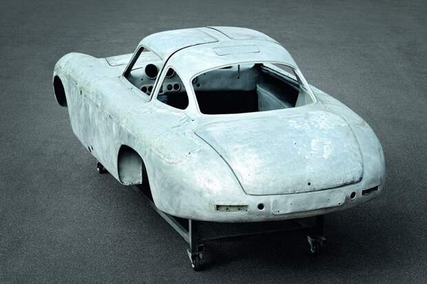 Живая легенда Mercedes 300 SL празднует свое 60-летие (24 фото)