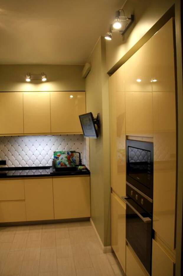Встроенный духовой шкаф, желтая кухня фото, телевизор на кухне