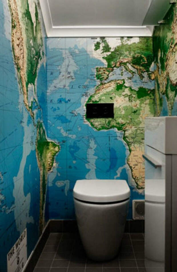 Карта мира на стенах туалета. | Фото: Fresh Bathroom.