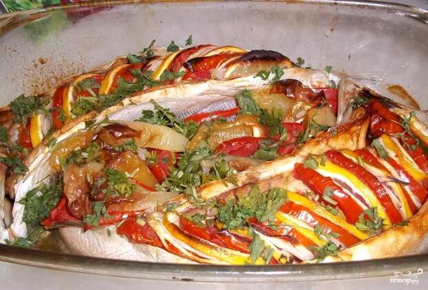 Горбуша, запеченная с овощами