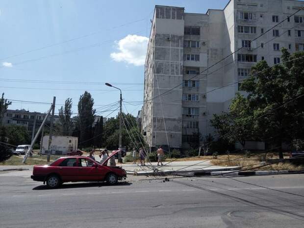 ДТП в Севастополе: автомобиль «убил» столб и зацепил «бедолагу» (фото)