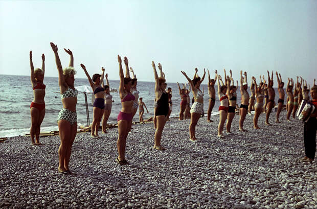 Оздоровительная гимнастика на пляже. Туапсе, Краснодарский край, 1963. (с) Владимир Акимов/Sputnik