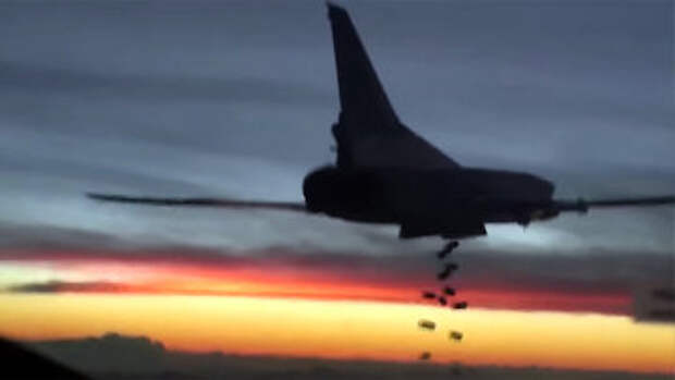 Бомбардировщик-ракетоносец Ту-22 М3 Военно-космических сил России во время боевого вылета для нанесения авиаудара по объектам ИГ в Сирии.