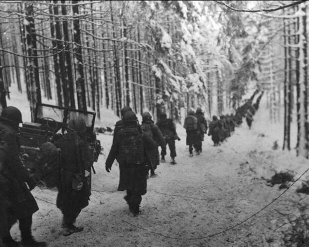 72. Колонна американских войск в бельгийском лесу. Арденны ВОВ 1941-1945, вмв, война