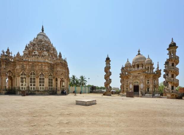 Два удивительнейших памятника архитектуры, в очертаниях которых переплелись разные направления, находятся на одной площади в древнем городе Джунагадх, бывшей столице одноименного княжества (Гуджарат, Индия). | Фото: livejournal.com. Два удивительнейших памятника архитектуры, в очертаниях которых переплелись разные направления, находятся на одной площади в древнем городе Джунагадх, бывшей столице одноименного княжества (Гуджарат, Индия). | Фото: livejournal.com.
