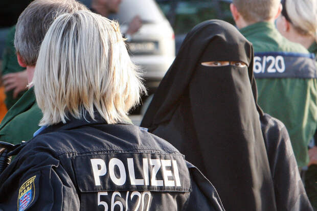 Во многих городах Европы появились "мигрантские" кварталы, неподконтрольные полиции. Фото: AP