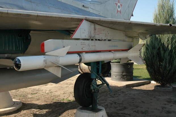 Р-3С под крылом МГ-21