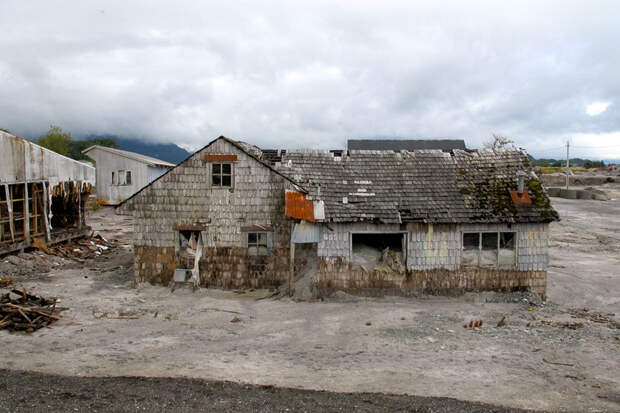 Чили. Чайтен стал «городом-призраком» в результате извержения одноименного вулкана в 2008 году. Местным жителям пришлось покинуть свои дома и перебраться в соседние города. Восстановление Чайтена началось в 2011 году, однако нанесённый ущерб оказался очень большим. (bibliojojo)