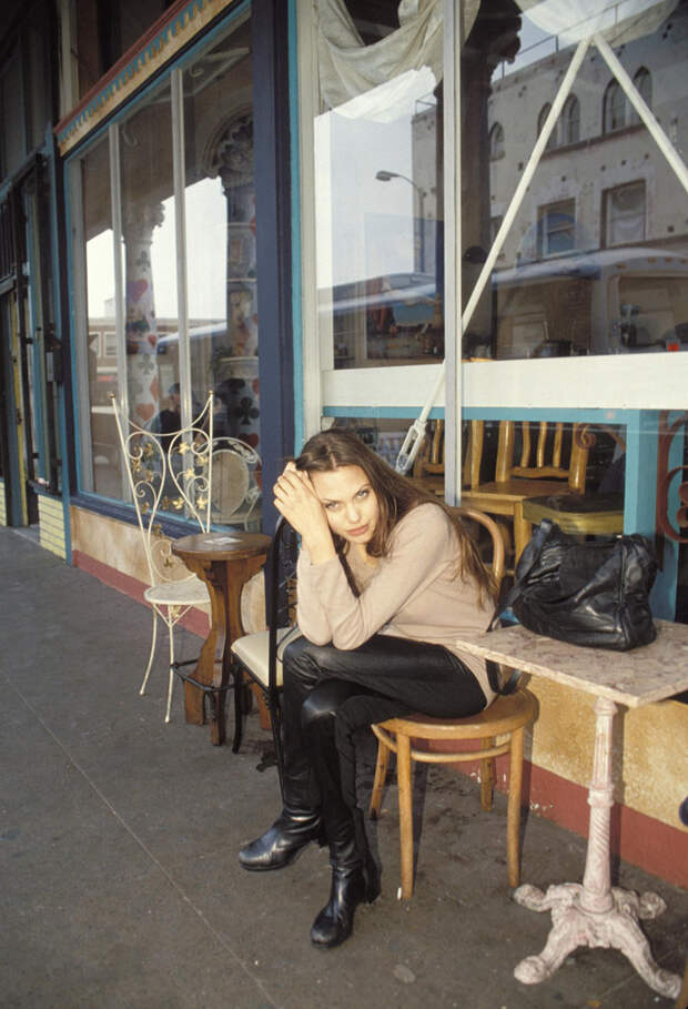 Анджелина Джоли (Angelina Jolie) в фотосессии Мишеля Буркара (Michel Bourquard) (1994), фото 10