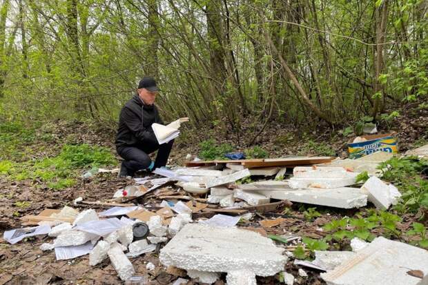 Жители Новомосковска нашли свалку противогазов и строительного мусора