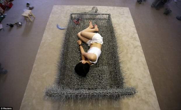 36 дней на кровати из металлической проволоки проведёт китайская художница во имя искусства