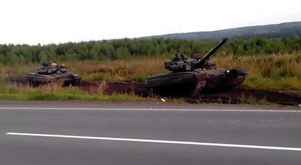 Эффектная погоня танков по бездорожью удивила пользователей сети Т-80, бронетехника, новосибирск, т-72, танки