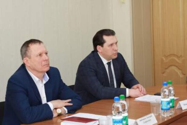 Андрей Коваленко совместно с мэром Холмского муниципального округа Дмитрием Любчиновым провел заседание Совета по инвестиционной деятельности при администрации Холмского муниципального округа