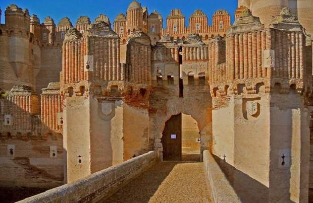 Чем знаменит «Замок из песка»: Неприступная крепость, которая кажется игрушкой