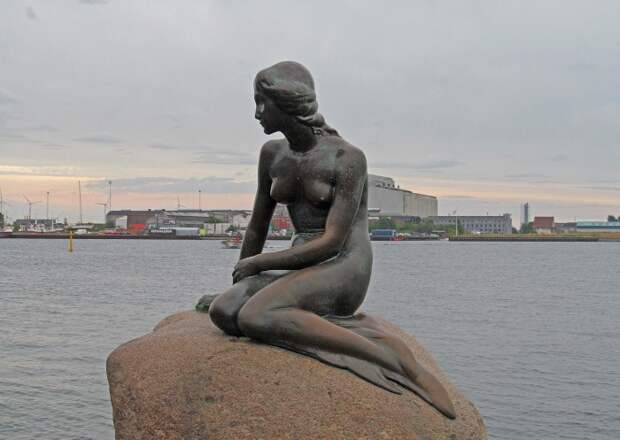 Памятник Русалочке в бухте Копенгагена
