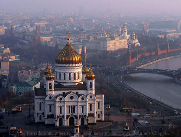 Кафедральный соборный храм Христа Спасителя с Кремлём на заднем плане в Москве.