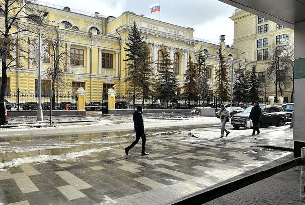 «Это хуже, чем пилить сук, на котором только ты сам сидишь». Почему ЦБ не станет замораживать вклады россиян?