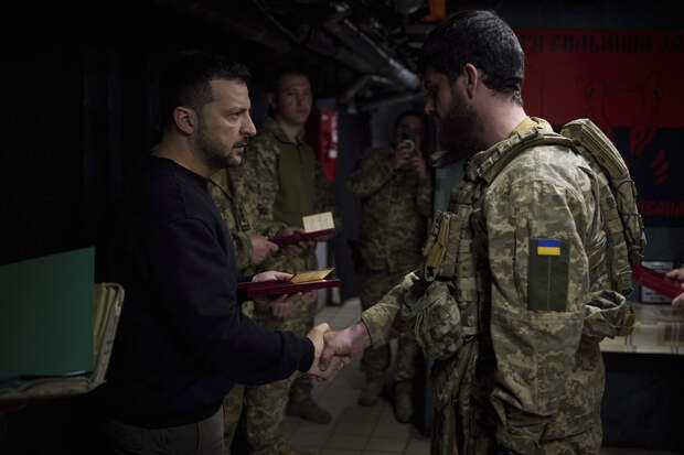 Украинские солдаты раскритиковали "линию Зеленского": ВСУ придётся превращать в окопы города