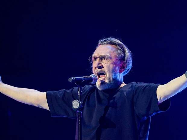 Певец Сергей Шнуров «снял порчу» с Байкала