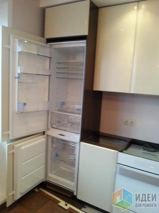 Встраиваемый холодильник на кухне фото