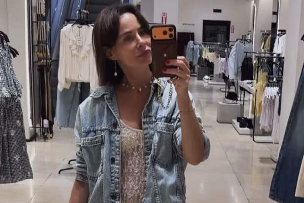 Певица Саша Зверева появилась на публике в прозрачном платье