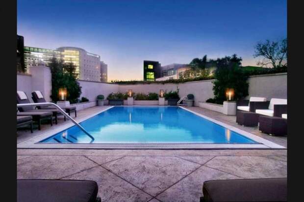 Романтичный бассейн в Sofitel Los Angeles. Романтичный бассейн в Sofitel Los Angeles. ожидания и реальность, отель, реклама