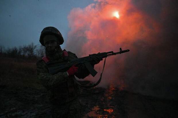 Военный ВС РФ без брони бросился под обстрелами спасать раненого брата-близнеца