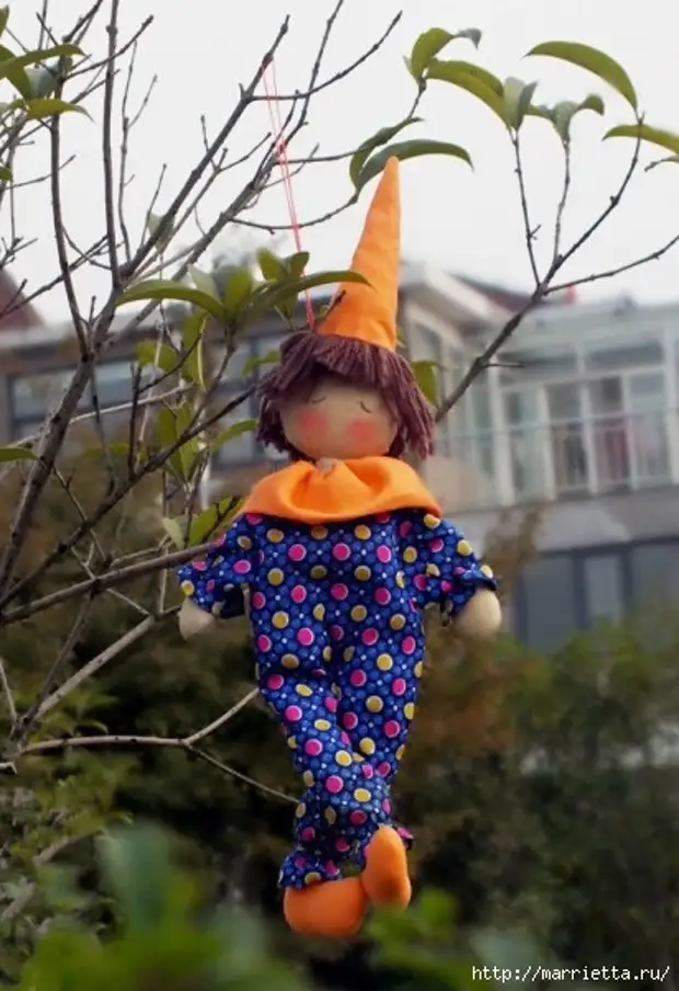Клоуны сшить. Текстильный клоун. Клоун кукла текстильная игрушка. Текстильная кукла Скоморох. Текстильная игрушка Скоморох.