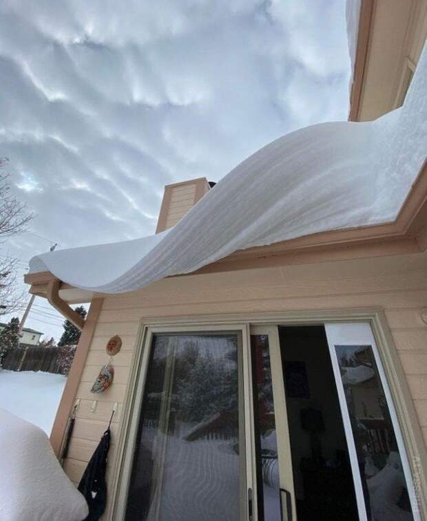 Снежная волна на крыше