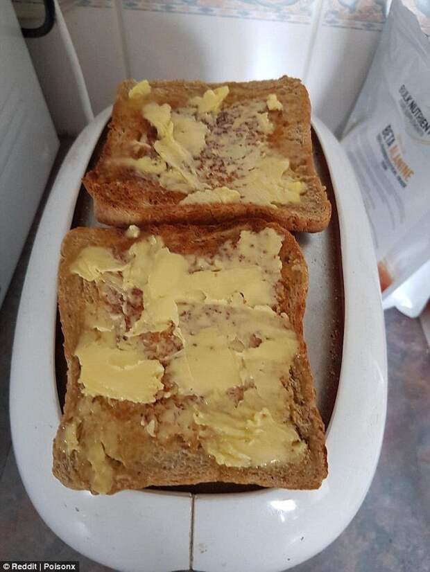 Если нужно быстро размягчить сливочное масло для тостов, положите кусочки на готовые тосты и поместите их сверху на тостер, пока он не остыл. готовка, готовка еды, лайфхаки, на кухне, полезные советы, советы, советы бывалых