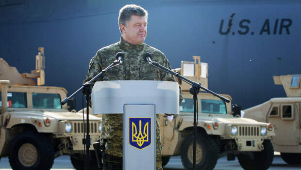 Президент Украины П.Порошенко встретил первый самолет ВВС США с американскими бронеавтомобилями Президент Украины П.Порошенко встретил первый самолет ВВС США с американскими бронеавтомобилями