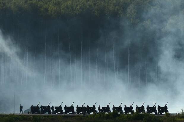 На фото: артиллеристы во время демонстрационной программы.