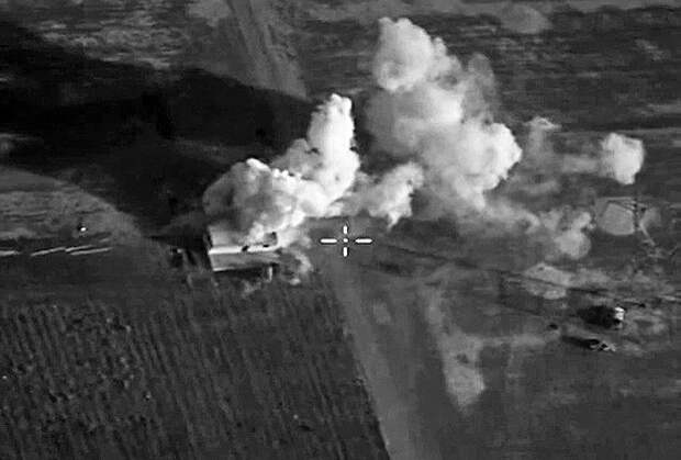 Самолеты российских воздушно-космических сил нанесли точечный авиационный удар по опорному пункту, оборудованному террористами ИГ в захваченном здании в районе населенного пункта Сальма в провинции Латакия. Максимально возможное качество. (Стоп-кадр с видео.)