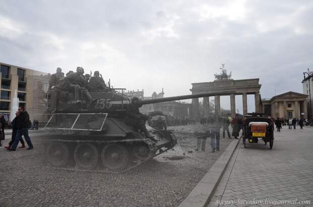 34. Берлин 1945-2010 Танк Т-34-85 с противокумулятивными экранами на Паризер платц. Связь времен, берлин, история, фото
