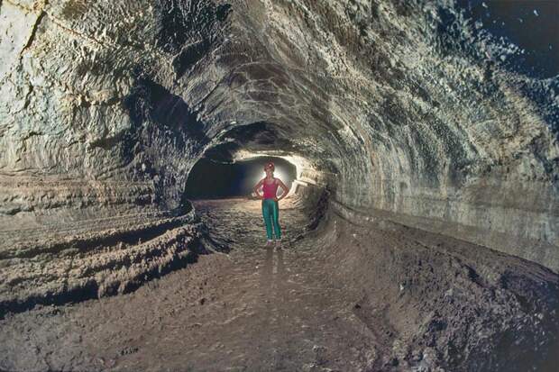 6. Лавовая труба в пещере Валентина – Калифорния. (Dave Bunnell) 12 удивительных лавовых труб в мире, лава, туннель