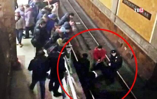 Полицейского наградят за спасение женщины в московском метро