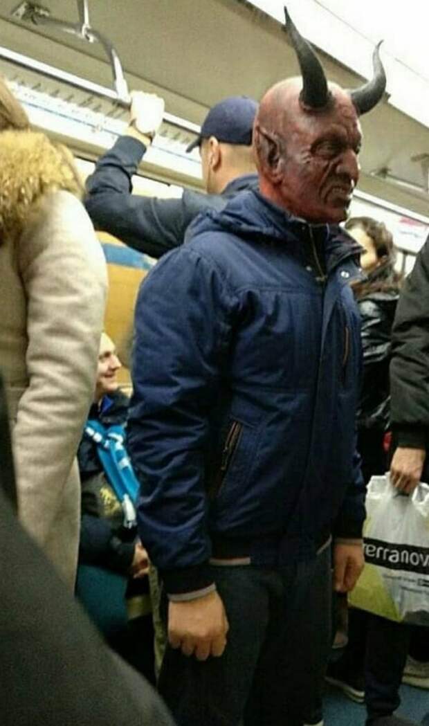 парень в маске демона