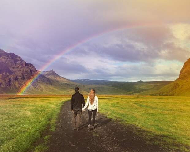 Вместо традиционной свадьбы с тамадой и жующими родственниками эта пара решила пожениться в Исландии