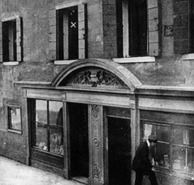 В этом венецианском доме был убит граф Комаровский. Сейчас здесь открыт бар-музей "Тарновска", названный по имени заказчицы убийства и любовницы несчастного графа 