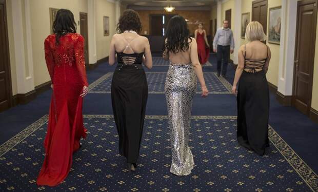 Ополченки Новороссии в вечерних платьях Ополченки Новороссии в вечерних платьях