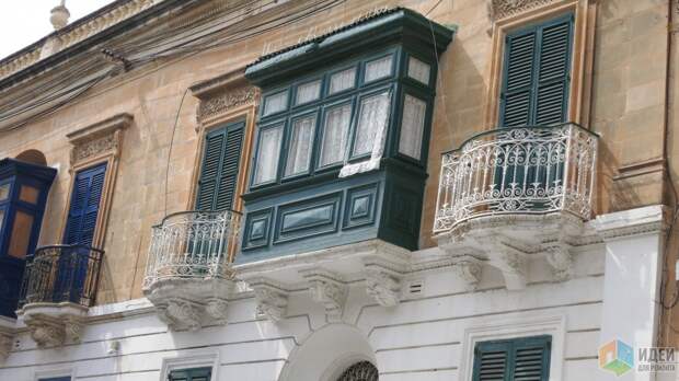 Декор балкона, цветные окна Мальта